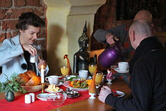 Meißen - Pension mit Frühstück, Drei Personen am Frühstückstisch