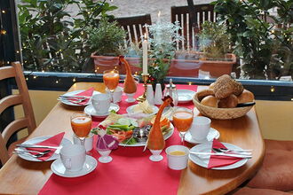 Meißen - Pension mit Frühstück, reich gedeckter Frühstückstisch am Fenster